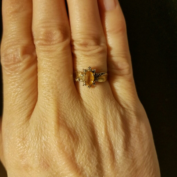 Jewelry - 10kt gold ring with yellow stone